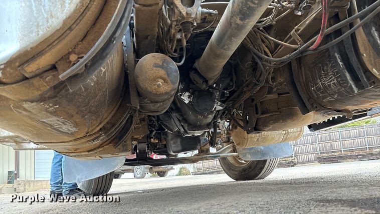 image for item EV3499 2013 Mack CHU613 semi truck