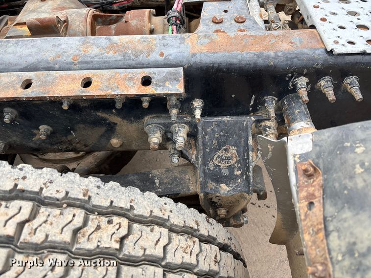 image for item EV3499 2013 Mack CHU613 semi truck