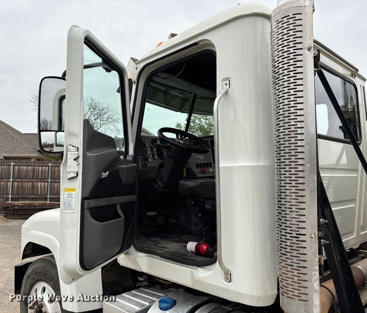 image for item EV3499 2013 Mack CHU613 semi truck