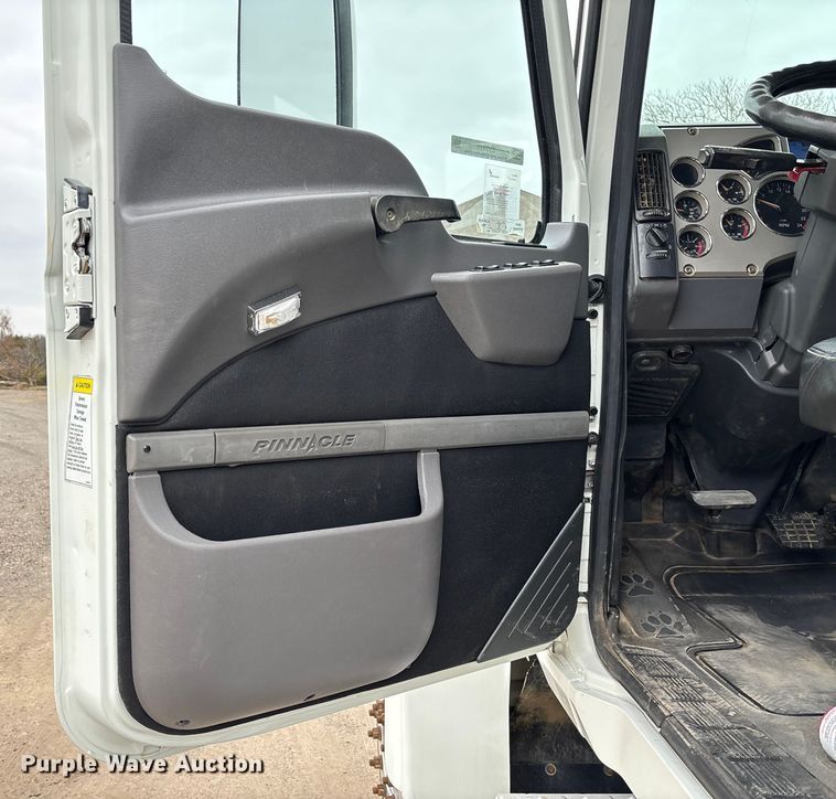 image for item EV3499 2013 Mack CHU613 semi truck