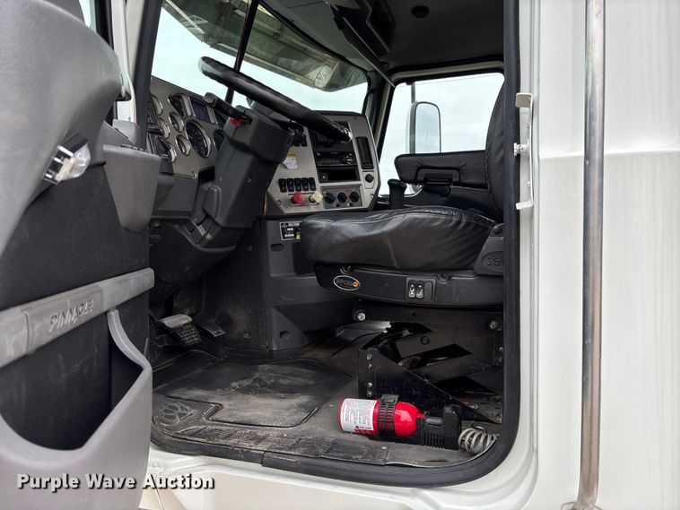 image for item EV3499 2013 Mack CHU613 semi truck