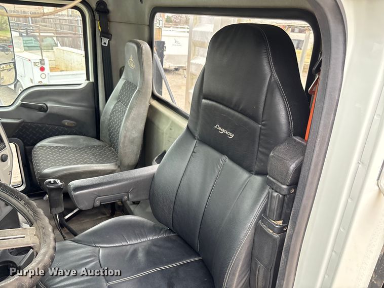 image for item EV3499 2013 Mack CHU613 semi truck