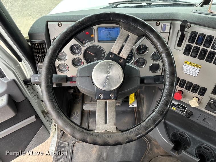 image for item EV3499 2013 Mack CHU613 semi truck