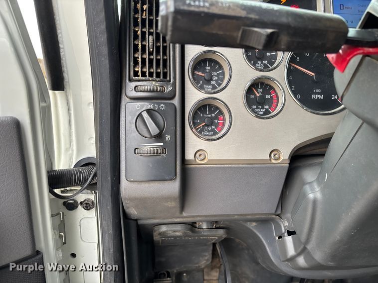 image for item EV3499 2013 Mack CHU613 semi truck