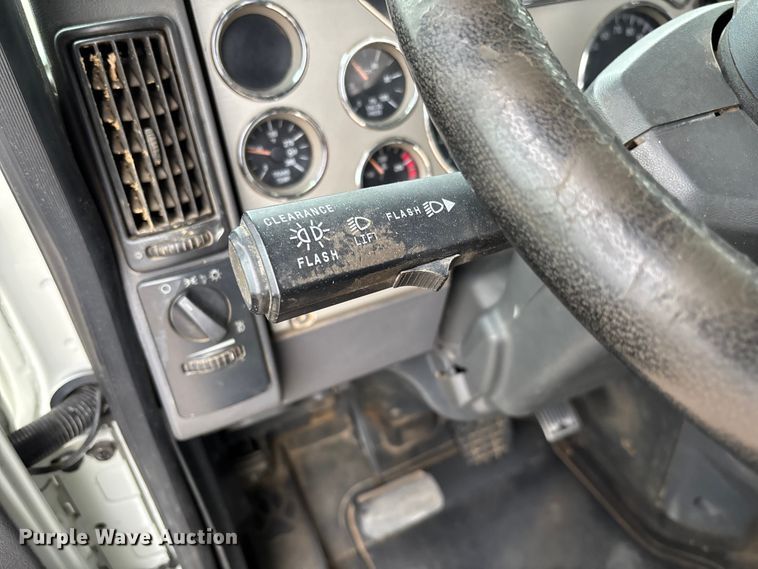 image for item EV3499 2013 Mack CHU613 semi truck