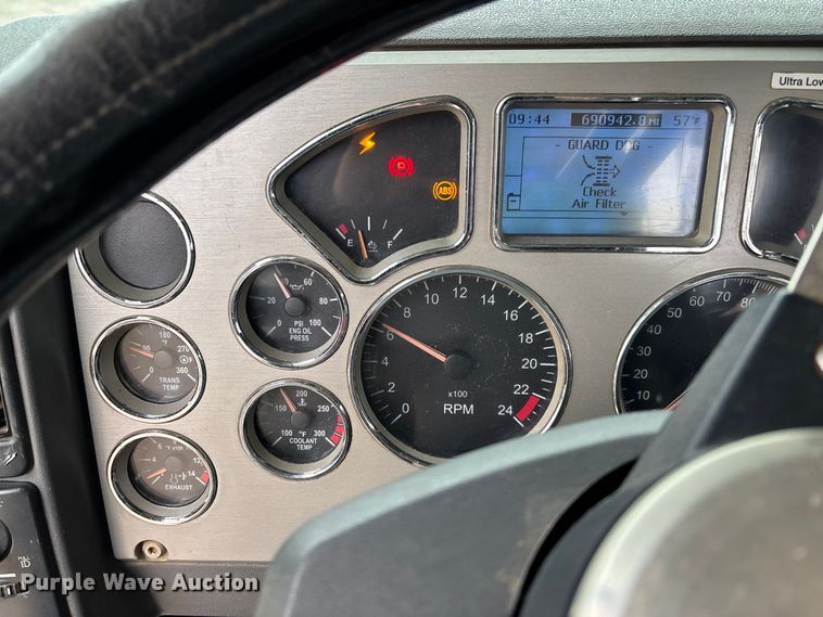 image for item EV3499 2013 Mack CHU613 semi truck