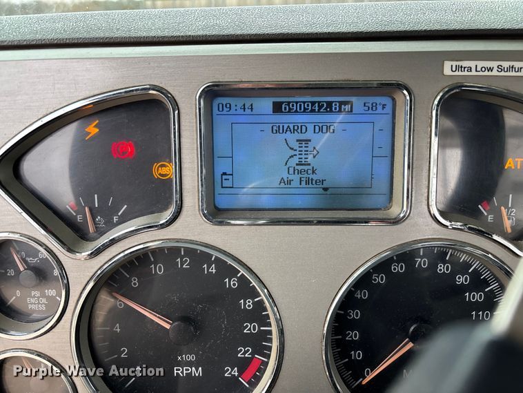 image for item EV3499 2013 Mack CHU613 semi truck