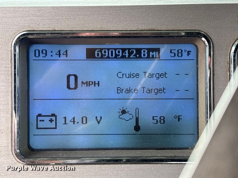 image for item EV3499 2013 Mack CHU613 semi truck