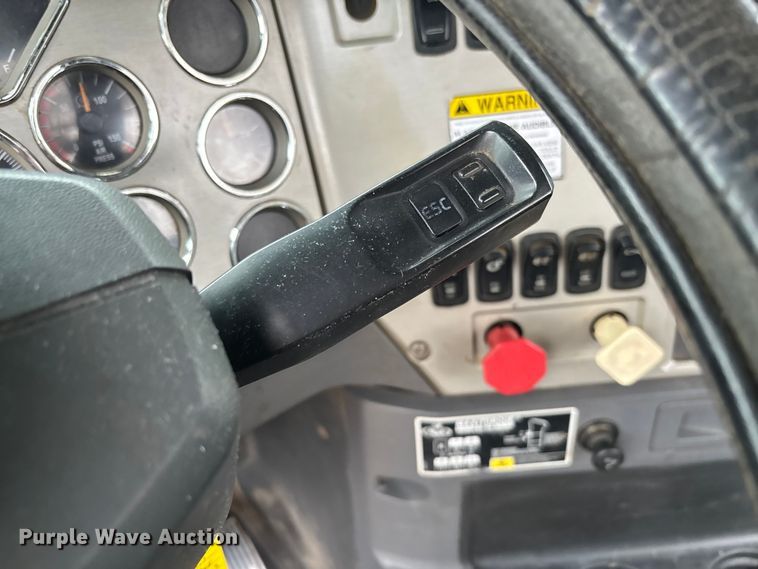 image for item EV3499 2013 Mack CHU613 semi truck