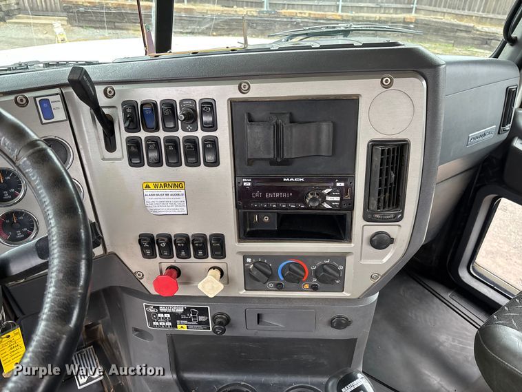 image for item EV3499 2013 Mack CHU613 semi truck