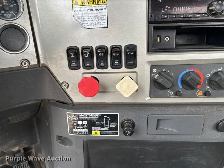 image for item EV3499 2013 Mack CHU613 semi truck