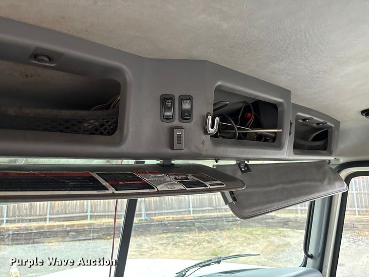 image for item EV3499 2013 Mack CHU613 semi truck