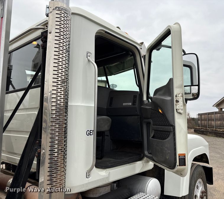 image for item EV3499 2013 Mack CHU613 semi truck