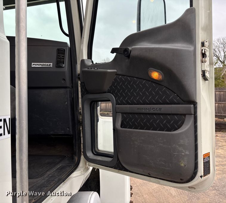 image for item EV3499 2013 Mack CHU613 semi truck