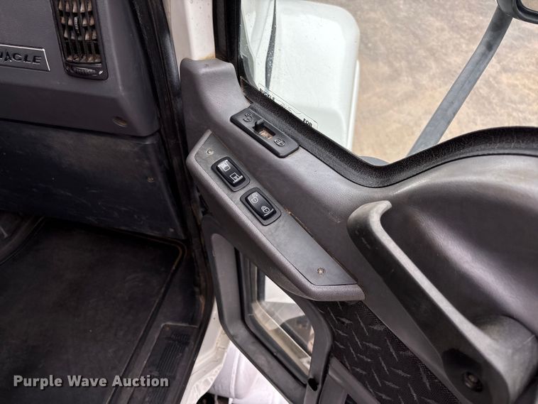 image for item EV3499 2013 Mack CHU613 semi truck