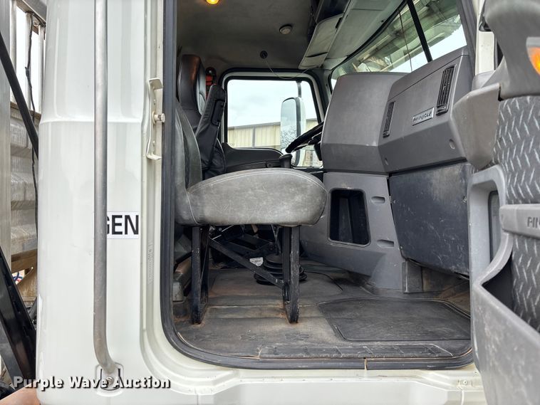 image for item EV3499 2013 Mack CHU613 semi truck