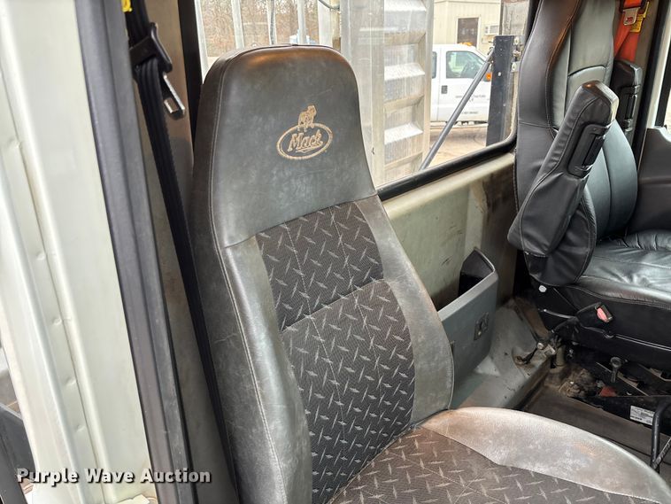 image for item EV3499 2013 Mack CHU613 semi truck