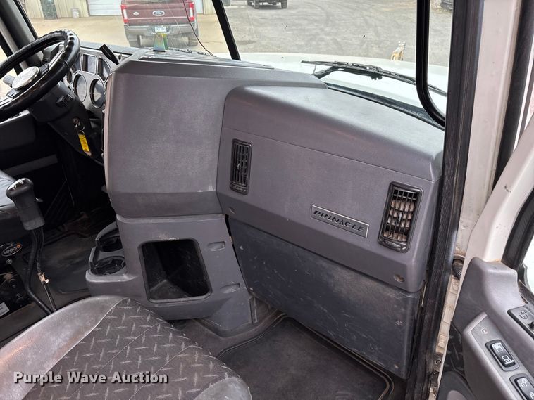 image for item EV3499 2013 Mack CHU613 semi truck