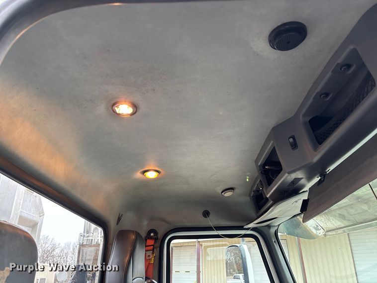 image for item EV3499 2013 Mack CHU613 semi truck