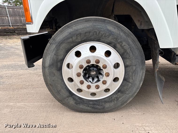 image for item EV3499 2013 Mack CHU613 semi truck