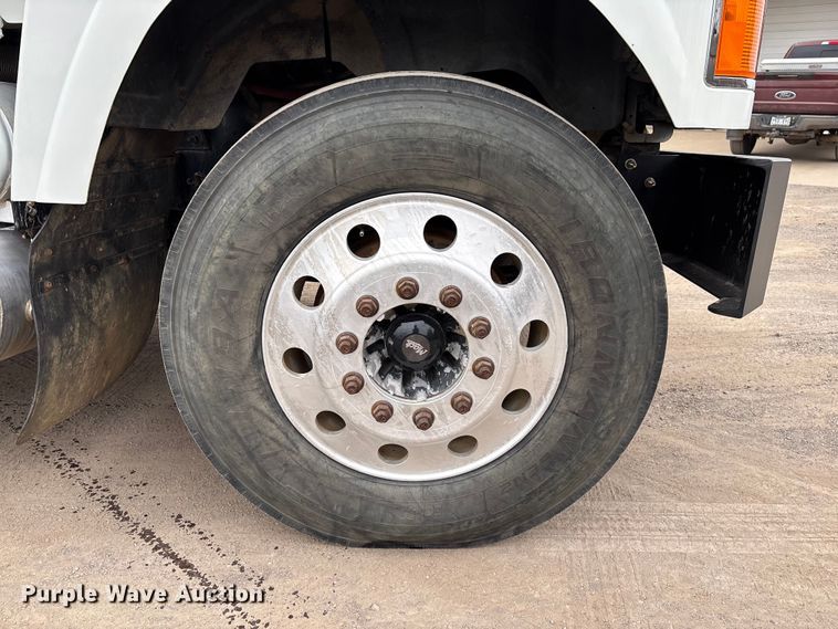 image for item EV3499 2013 Mack CHU613 semi truck