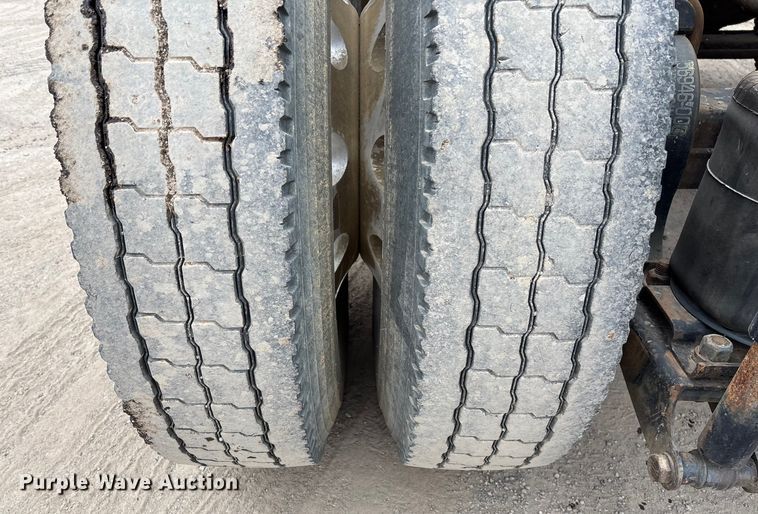 image for item EV3499 2013 Mack CHU613 semi truck