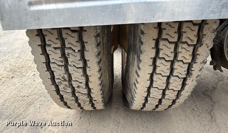 image for item EV3499 2013 Mack CHU613 semi truck