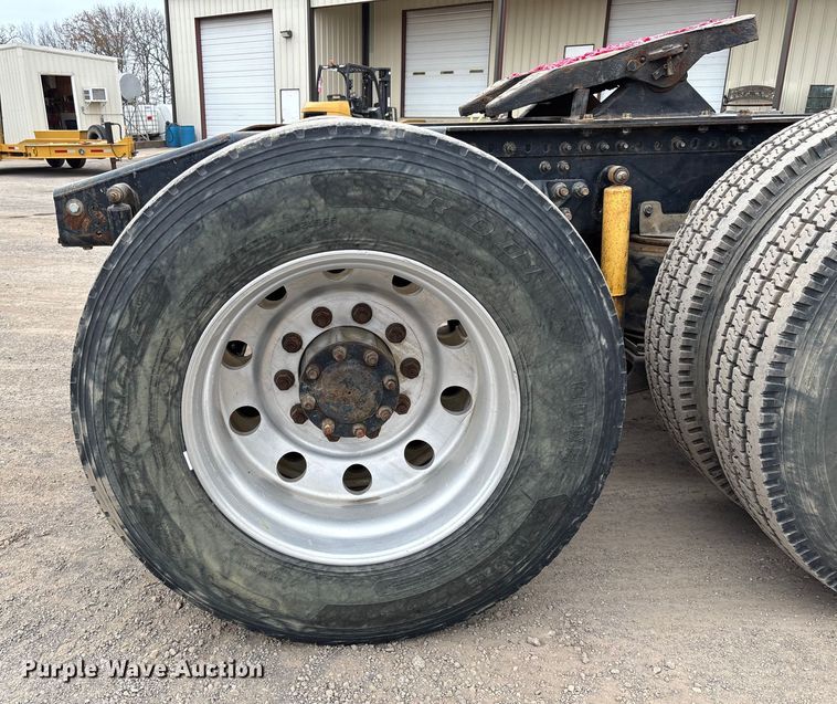 image for item EV3499 2013 Mack CHU613 semi truck