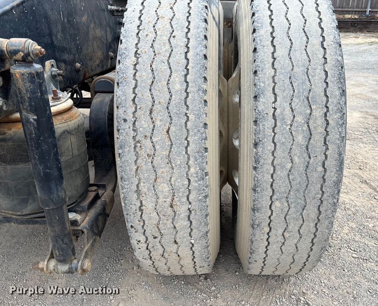 image for item EV3499 2013 Mack CHU613 semi truck