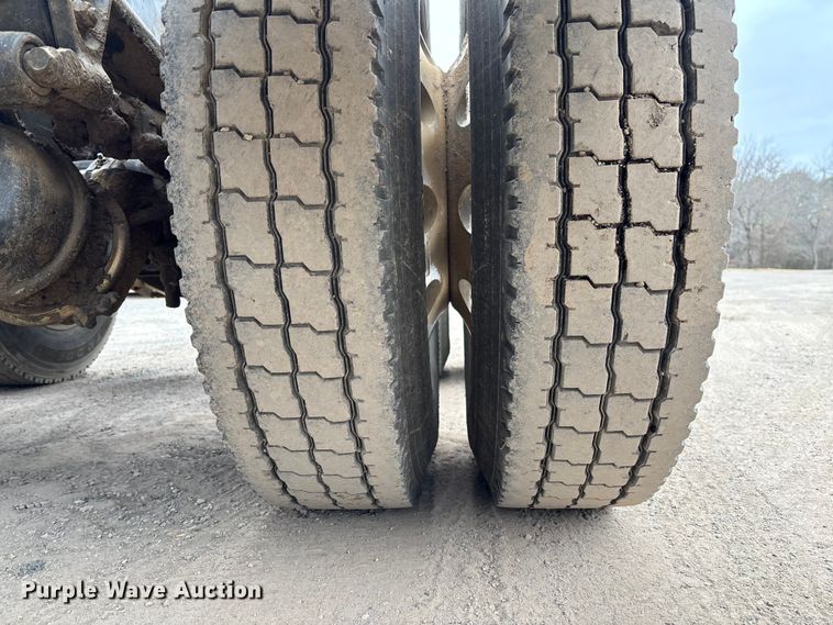 image for item EV3499 2013 Mack CHU613 semi truck