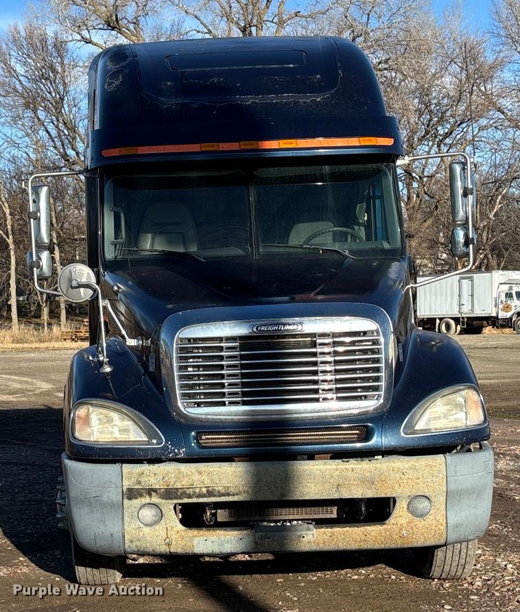 image for item FG1652 2003 Freightliner Columbia semi truck