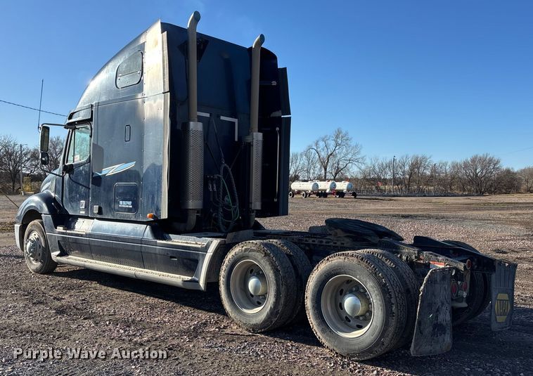 image for item FG1652 2003 Freightliner Columbia semi truck