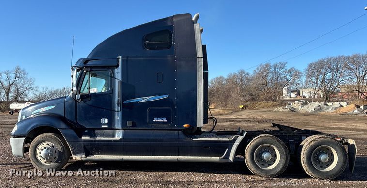 image for item FG1652 2003 Freightliner Columbia semi truck