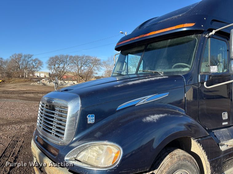 image for item FG1652 2003 Freightliner Columbia semi truck