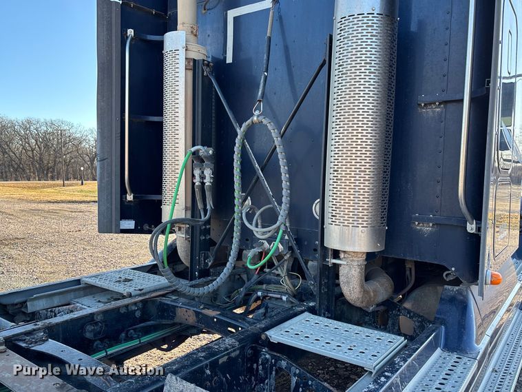 image for item FG1652 2003 Freightliner Columbia semi truck