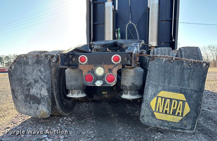 image for item FG1652 2003 Freightliner Columbia semi truck