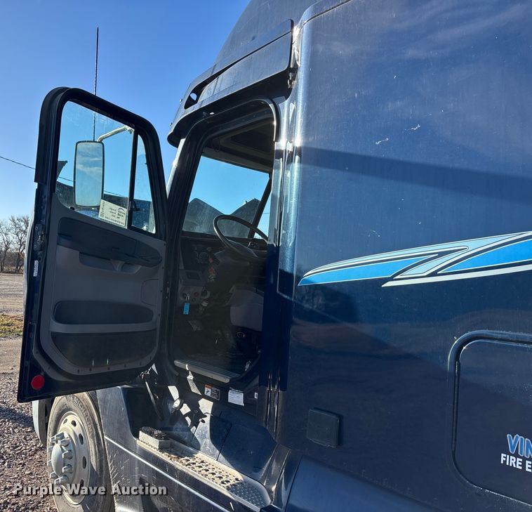 image for item FG1652 2003 Freightliner Columbia semi truck