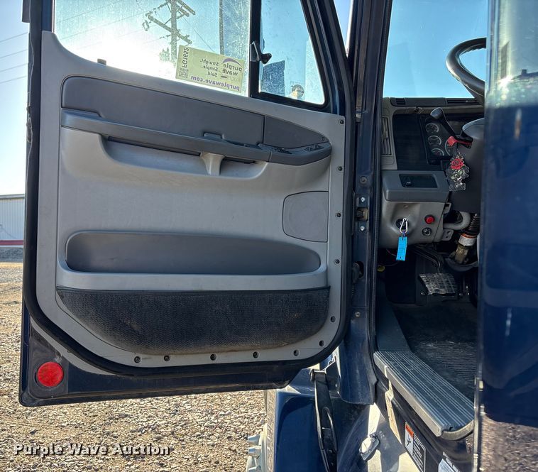 image for item FG1652 2003 Freightliner Columbia semi truck