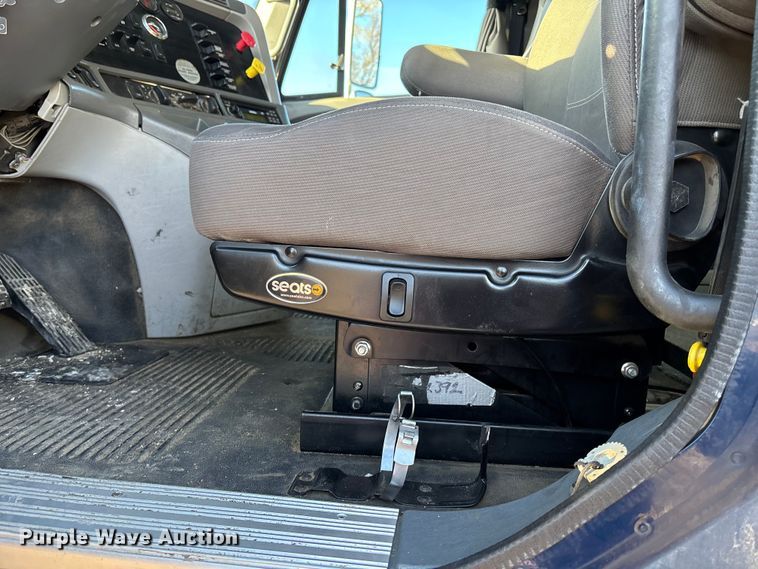 image for item FG1652 2003 Freightliner Columbia semi truck