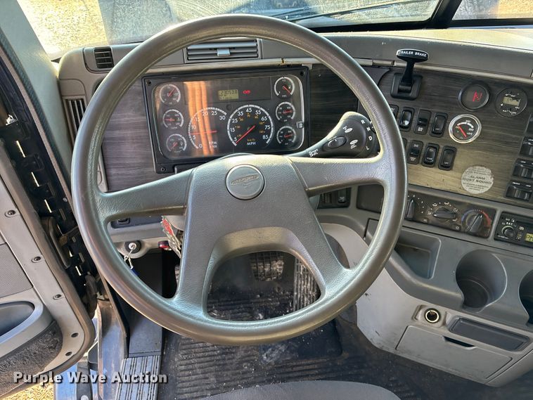 image for item FG1652 2003 Freightliner Columbia semi truck