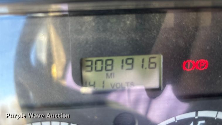 image for item FG1652 2003 Freightliner Columbia semi truck