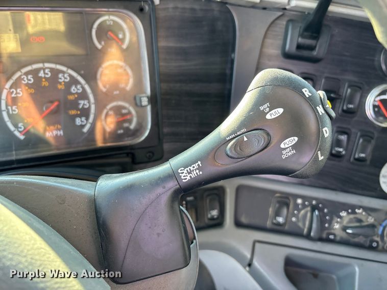 image for item FG1652 2003 Freightliner Columbia semi truck