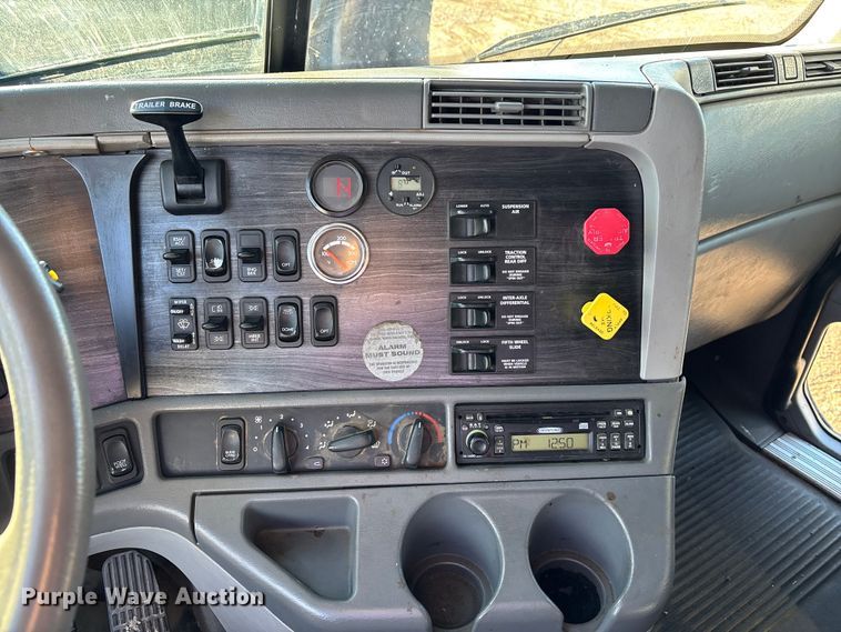 image for item FG1652 2003 Freightliner Columbia semi truck