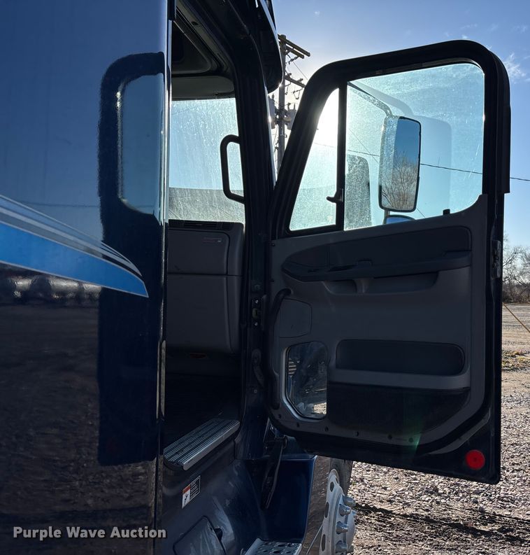 image for item FG1652 2003 Freightliner Columbia semi truck