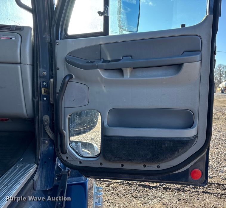 image for item FG1652 2003 Freightliner Columbia semi truck