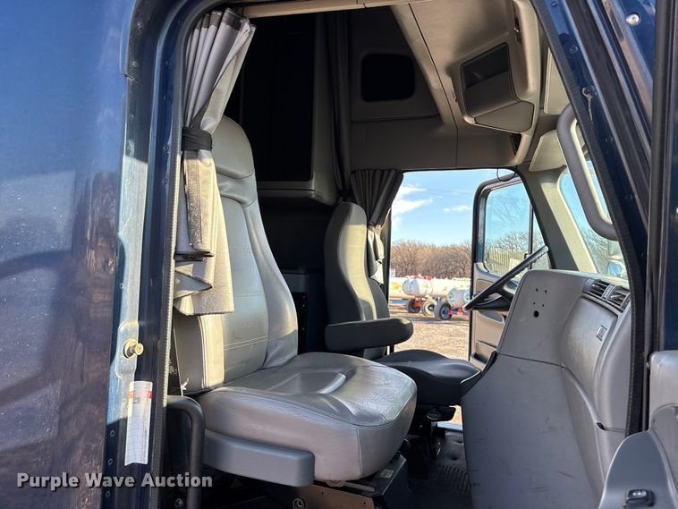 image for item FG1652 2003 Freightliner Columbia semi truck