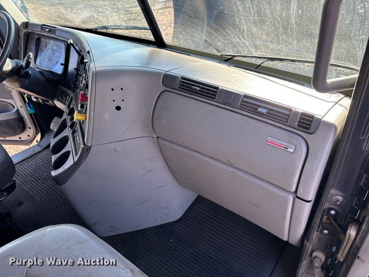 image for item FG1652 2003 Freightliner Columbia semi truck