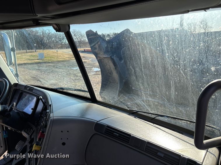 image for item FG1652 2003 Freightliner Columbia semi truck