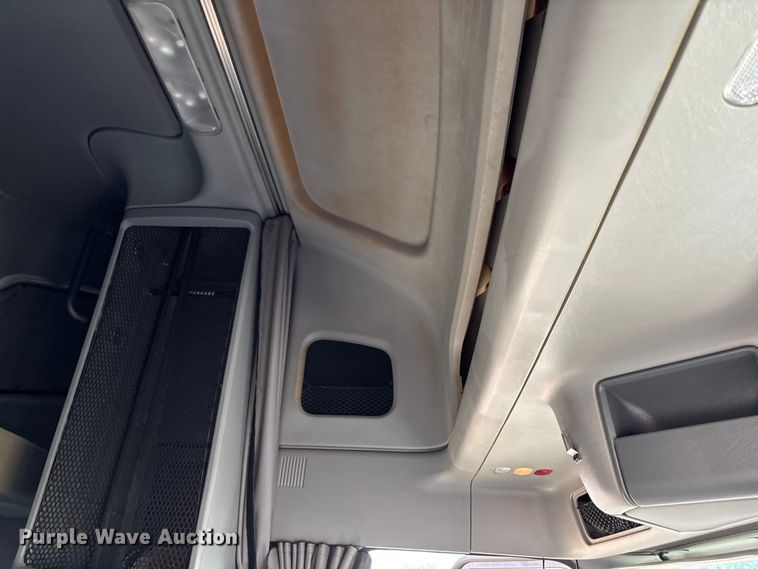 image for item FG1652 2003 Freightliner Columbia semi truck