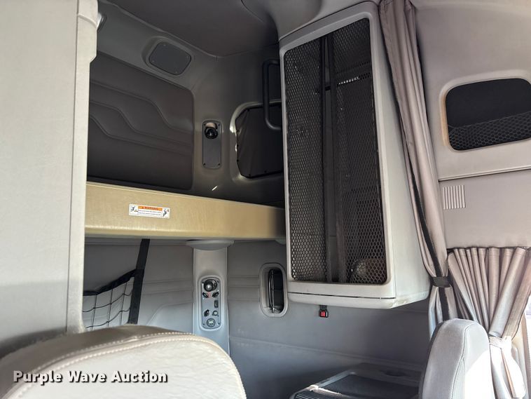 image for item FG1652 2003 Freightliner Columbia semi truck